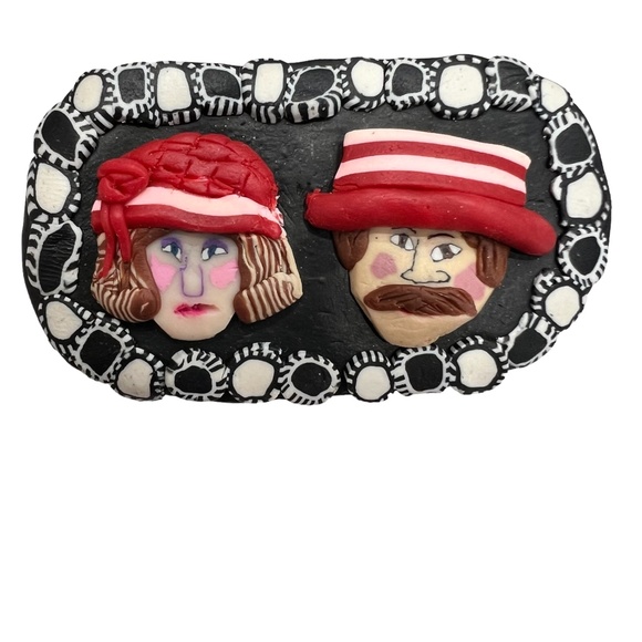 VINTAGE CLAY ARTISTIC BROOCH - MAN & WOMAN IN OLD TIME RETRO HATS - Picture 7 of 13